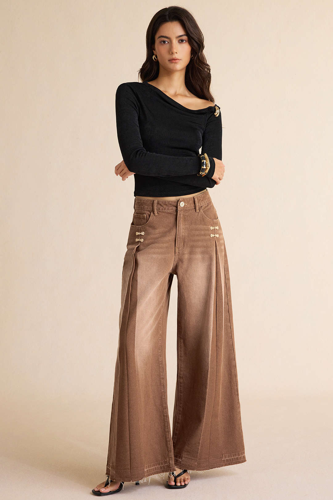 Metallic jeans met brandenburgsluiting en wijde pijpen