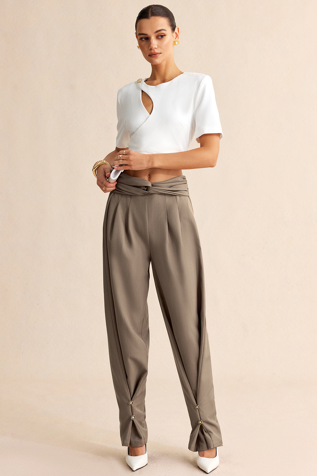 Broek met ruches, gedraaid detail en knoopdetail