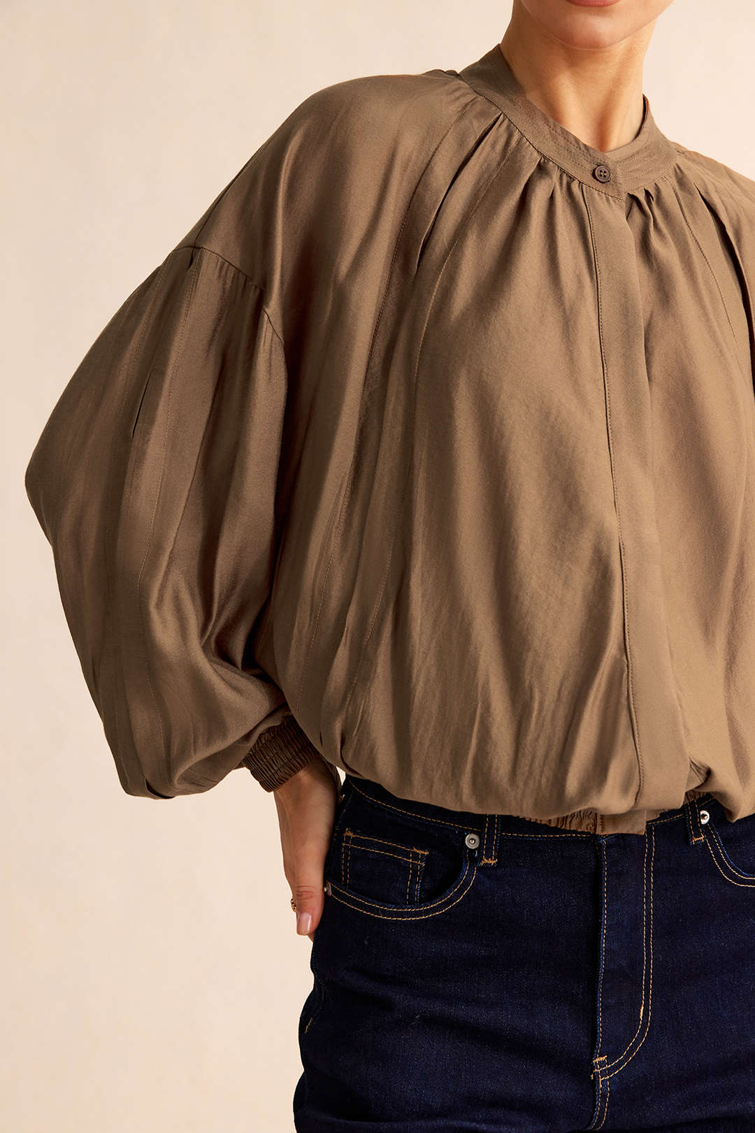Blouse met ronde hals, ruches en knoopjes
