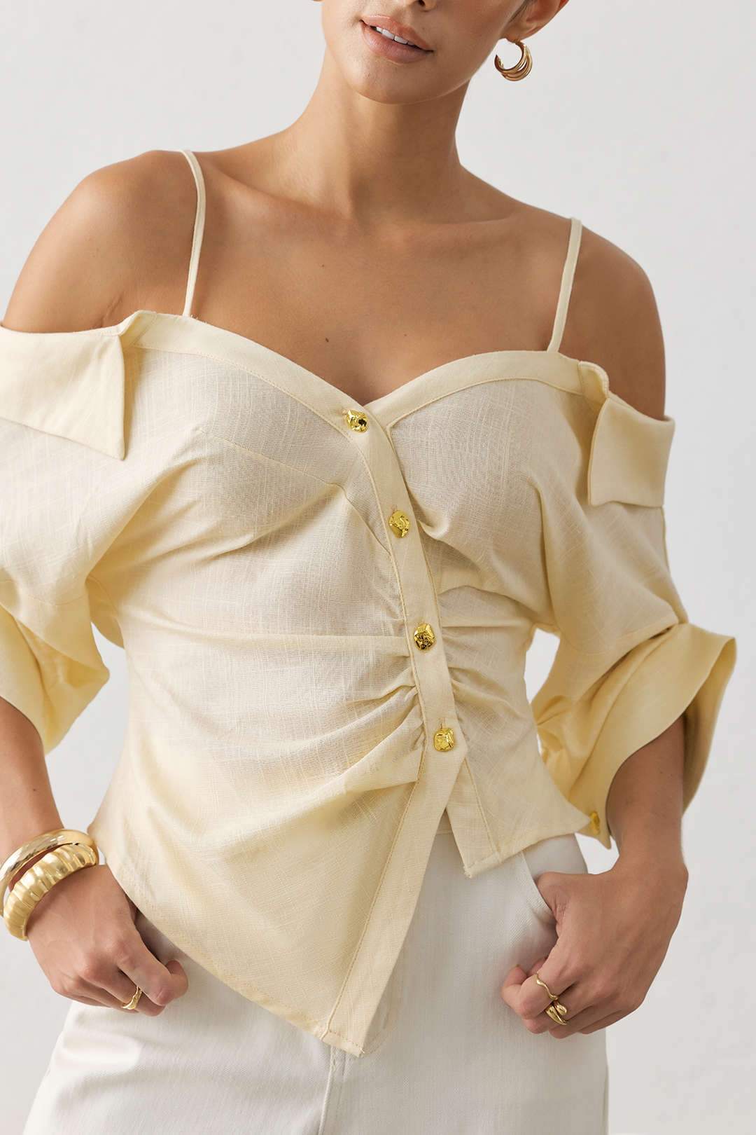 Linnen metallic blouse met knoopjes, ruches en korte mouwen