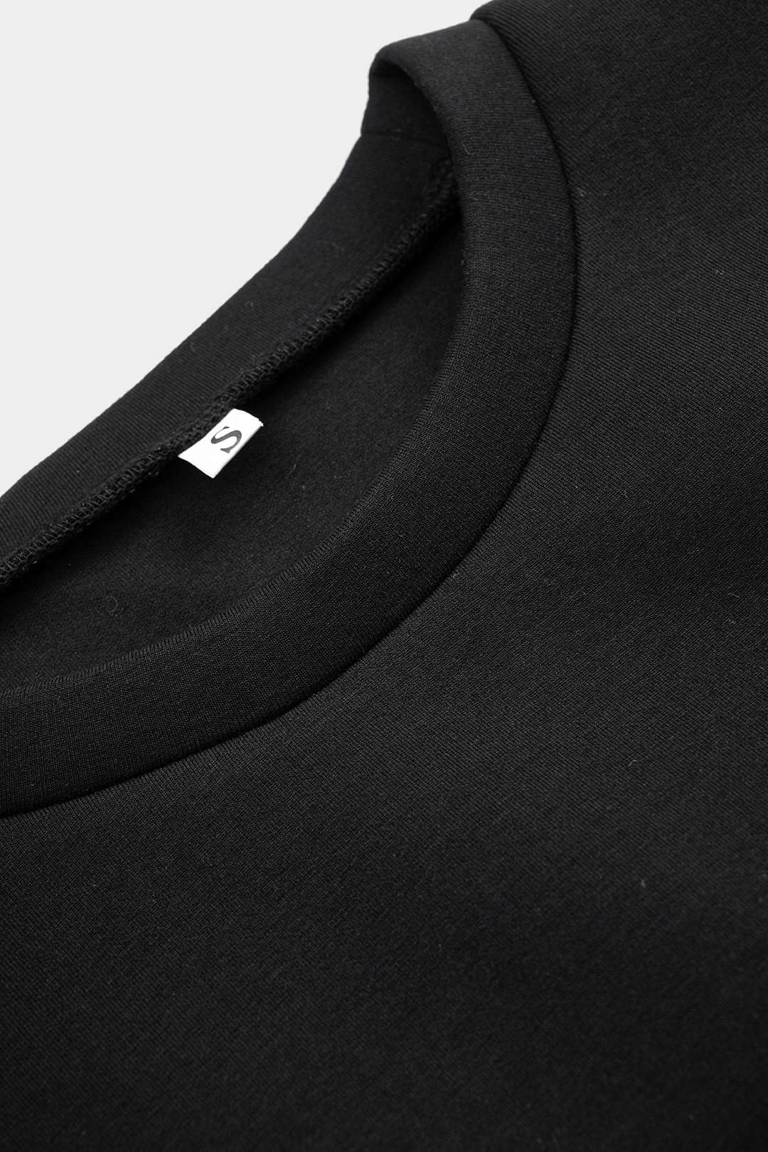 Metallic top met ronde hals en opengewerkt detail