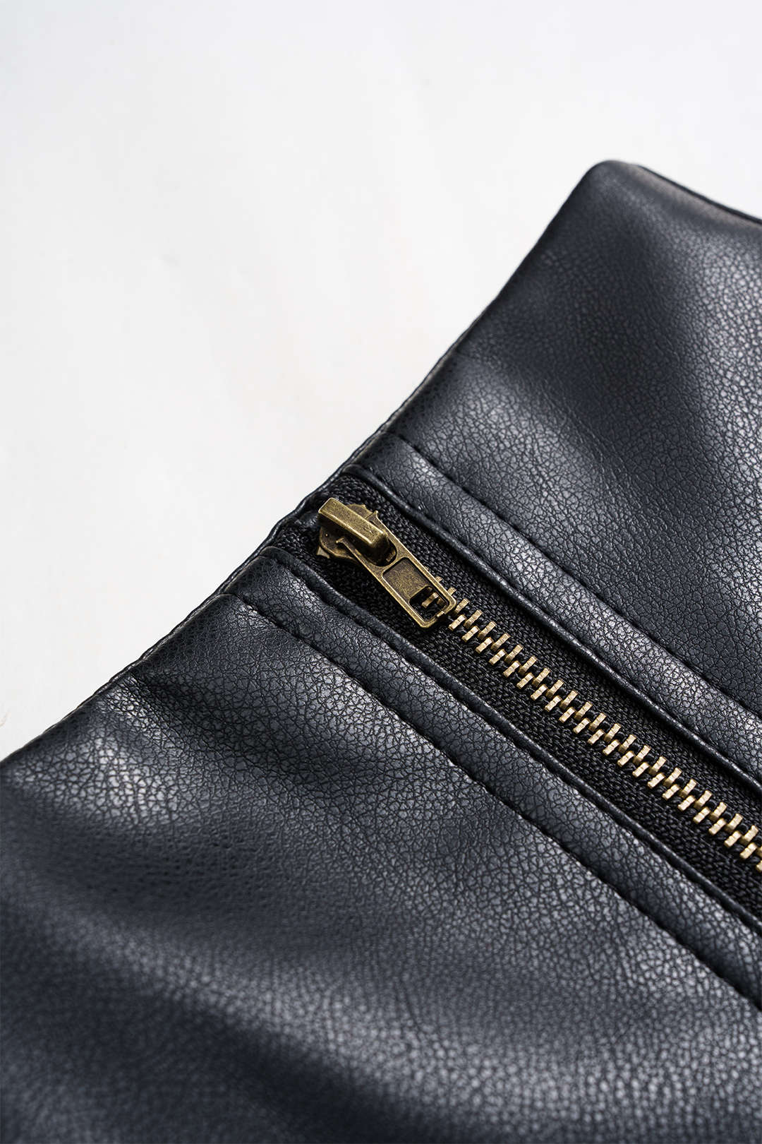 Leren-look short met ruches en rits