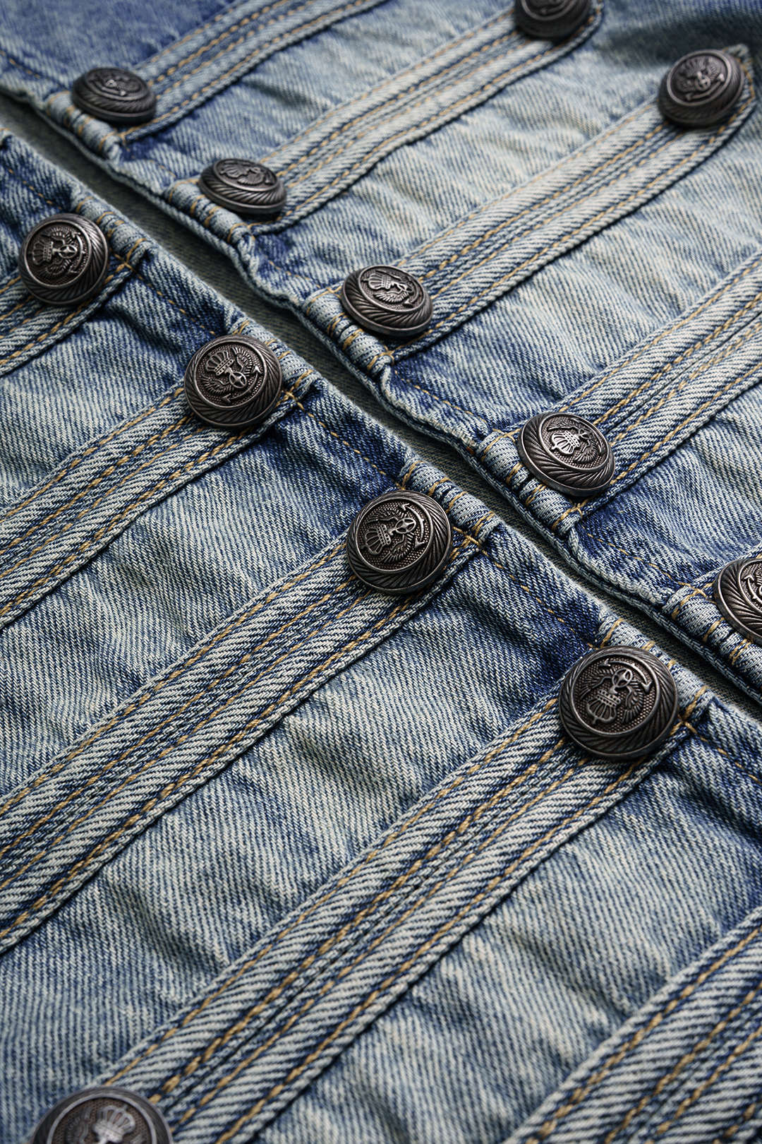 Denim gilet met knoopjes en rafelrand