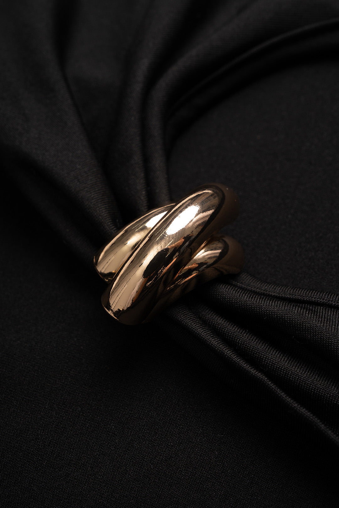 Hester - Metallic mouwloze body met drapering en watervalhals