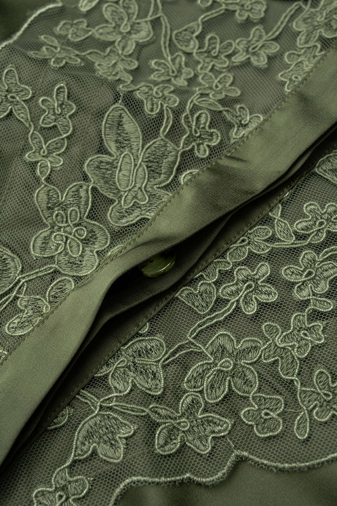 Satijnen patchwork body met kant, knoopjes en lange mouwen