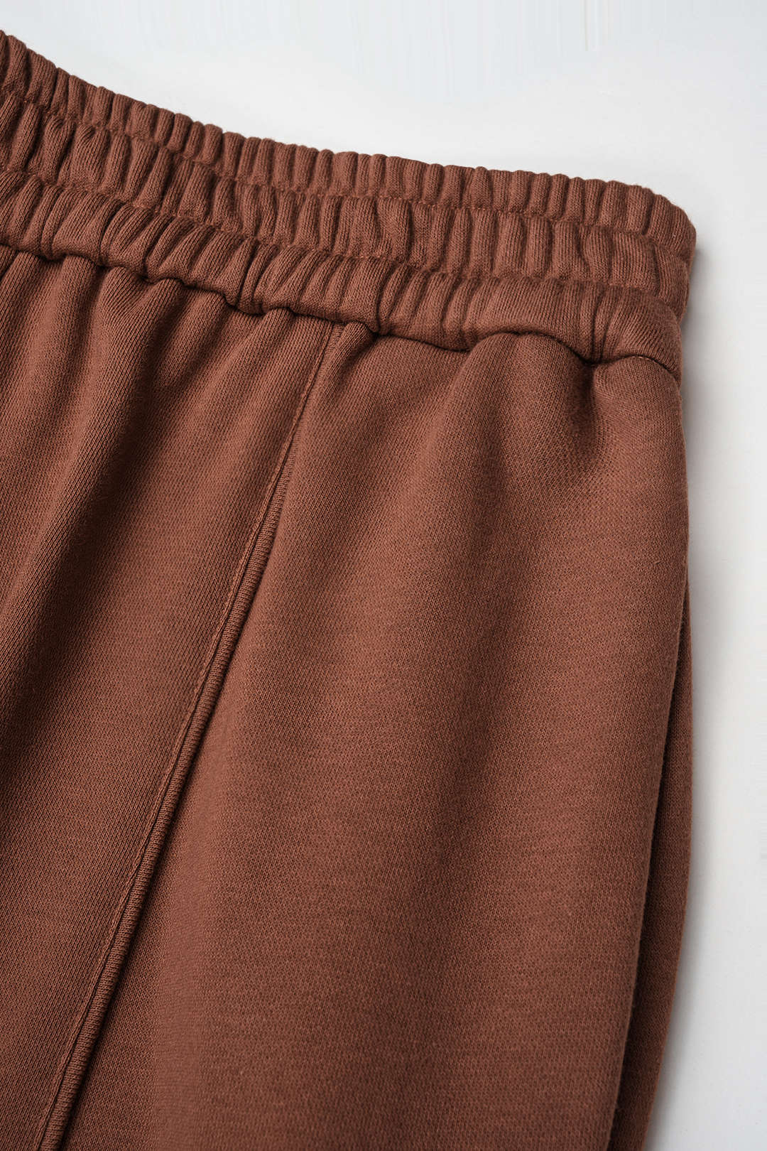 Effen broek met smokwerk