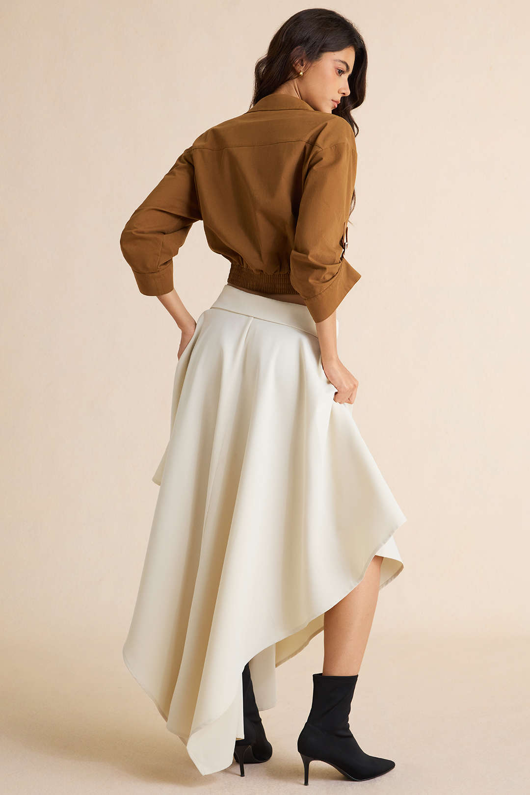 Asymmetrische rok met knoopjes, split en hoge taille