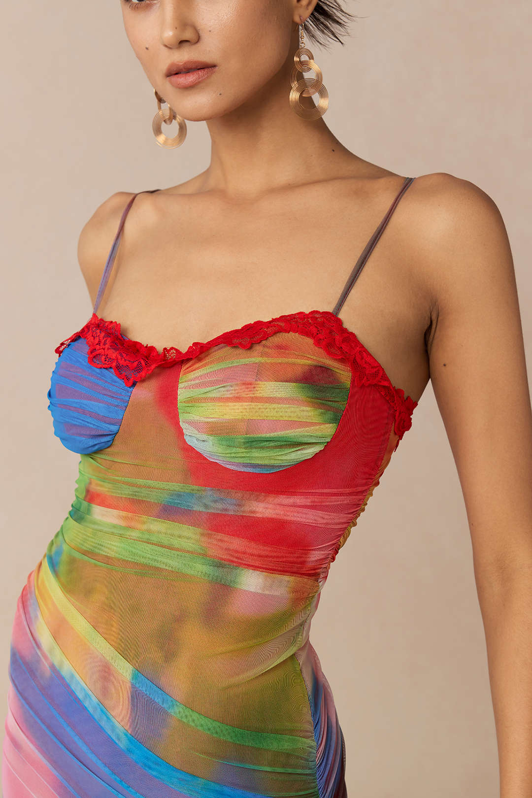 Abstracte print mesh maxijurk met kanten rand en ruches