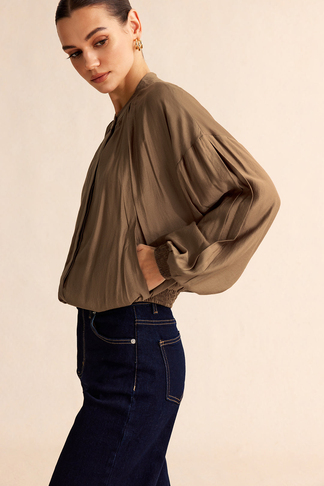 Blouse met ronde hals, ruches en knoopjes