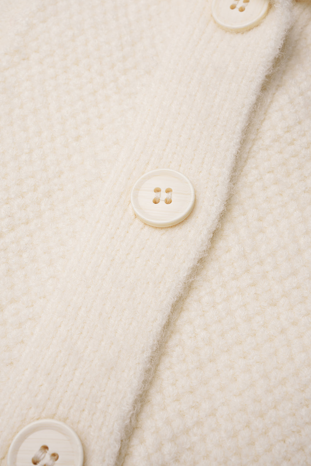 Gebreid vest met revers, V-hals en rafelrand