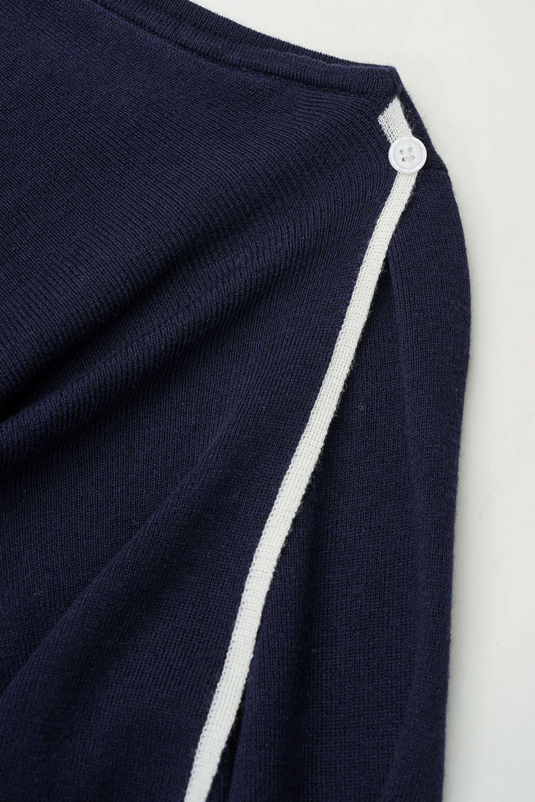 Gebreide asymmetrische top met ronde hals en lange mouwen