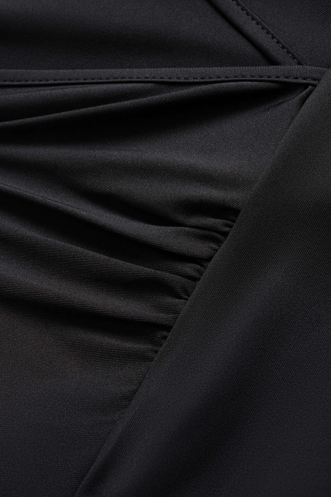 Asymmetrische midijurk met V-hals, ruches en lange mouwen