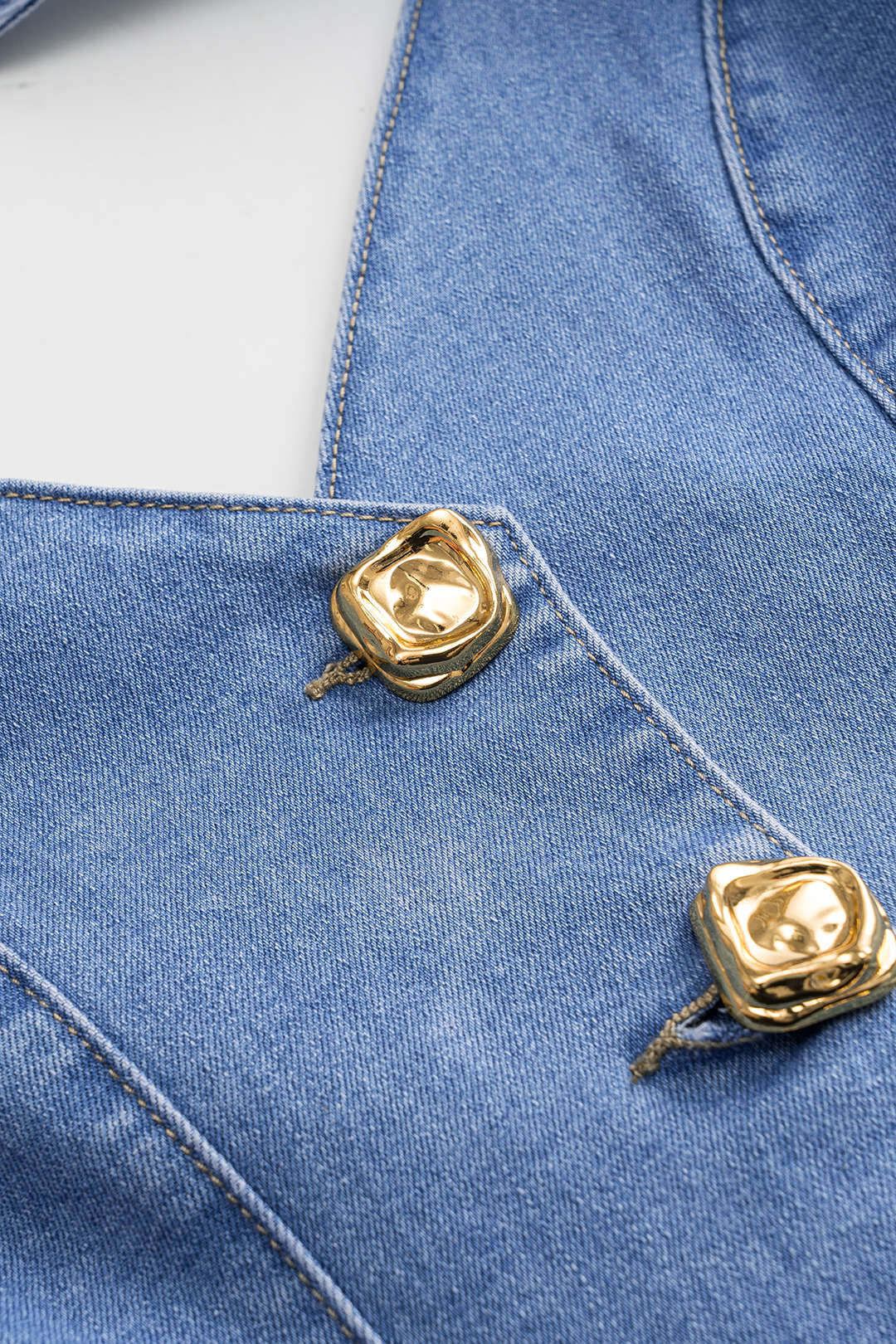 Denim croptop met ruches, knoopjes en open rug