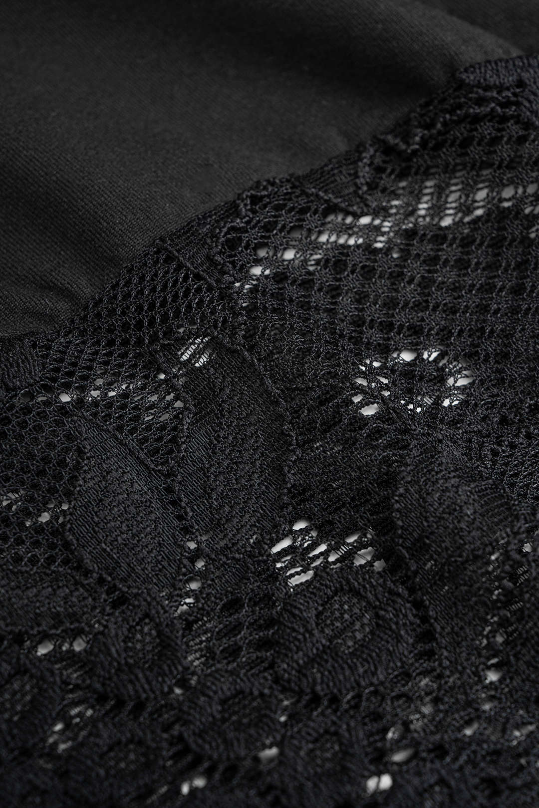Daphne - Patchwork top met kant, één schouder en lange mouwen