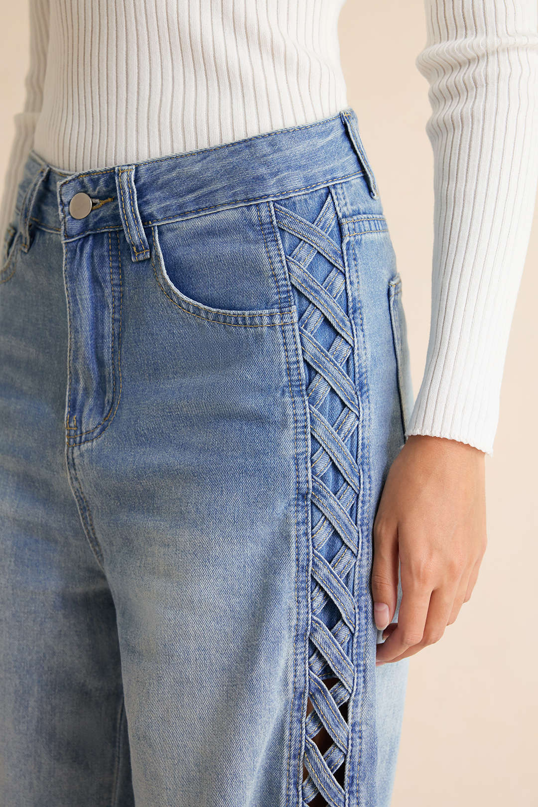 Jeans met hoge taille, uitsnijding en rechte pijp