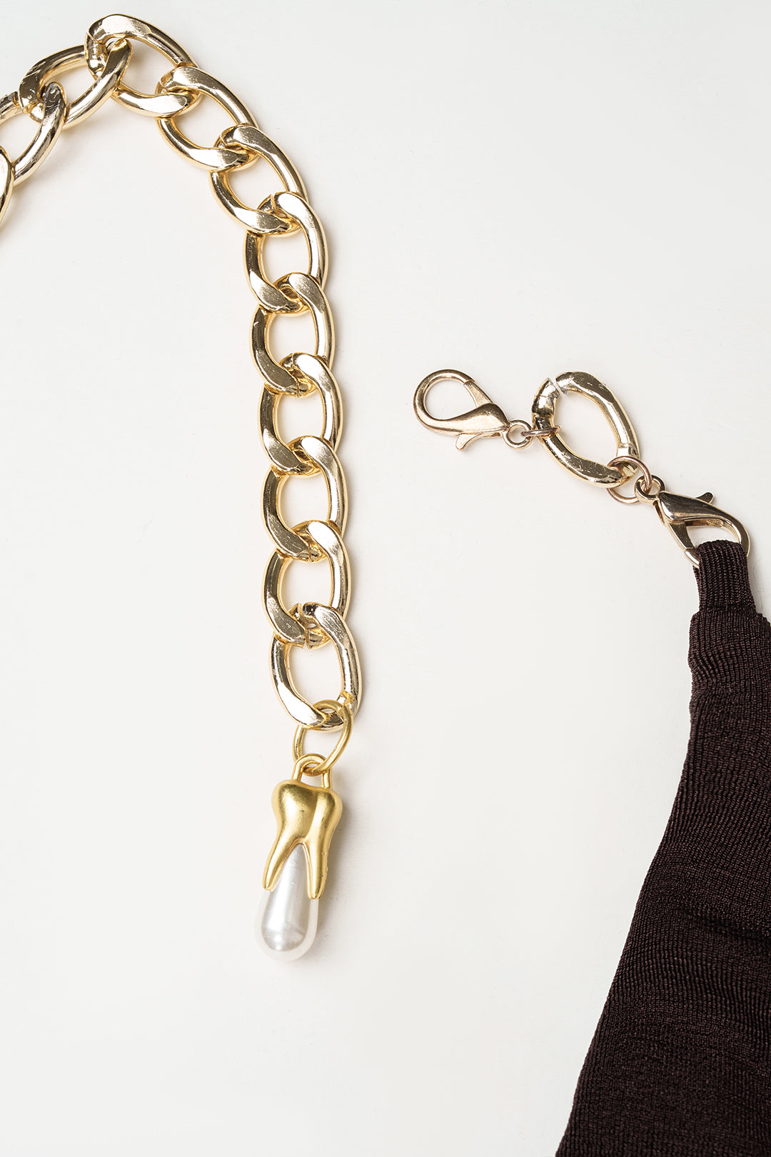 Mouwloze maxi-jurk met halterhals, imitatieleer en metalen ketting