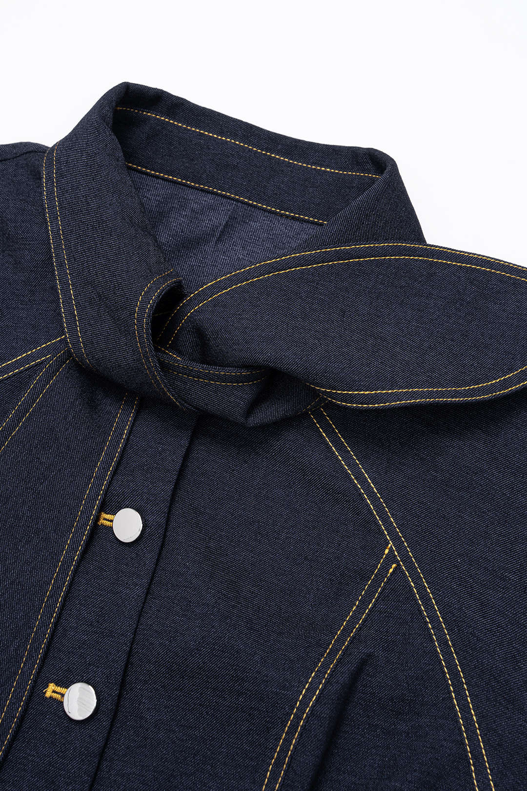 Denim body met strik en knoopjes