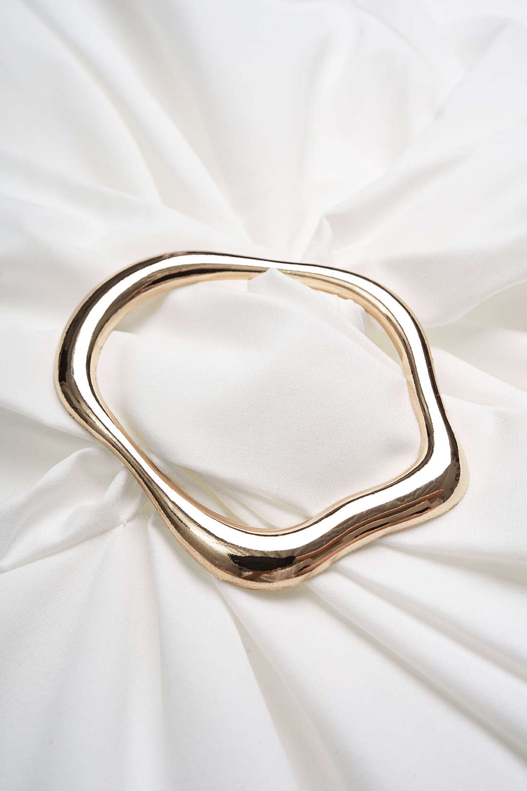 Asymmetrische metallic minijurk met revers en ruches