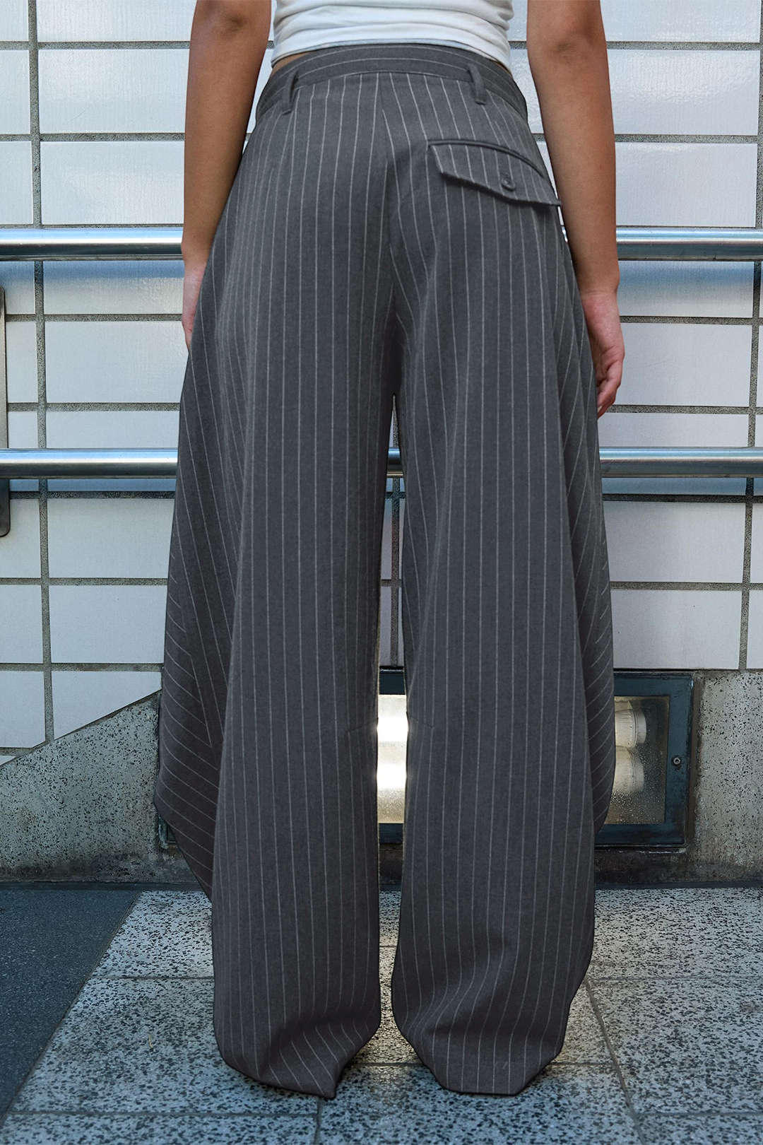 Gestreepte broek met knoopjes, zakken en ruches