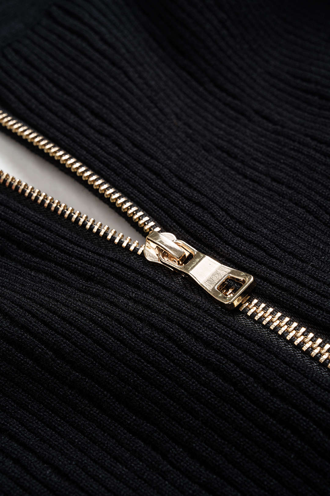 Gebreide metallic maxijurk met V-hals en knoopjes
