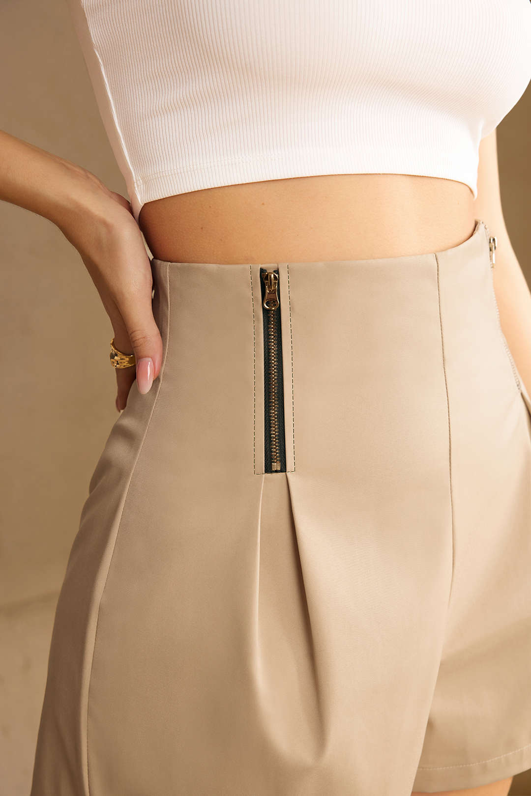 Short met hoge taille, ruches en rits