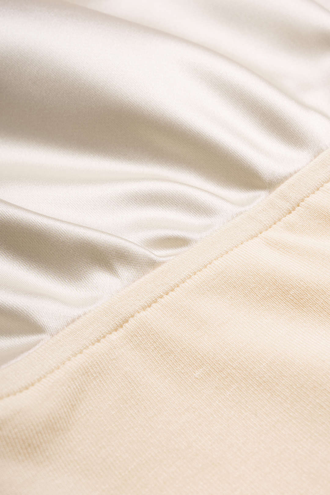 Patchwork satijnen body met drapering en watervalhals