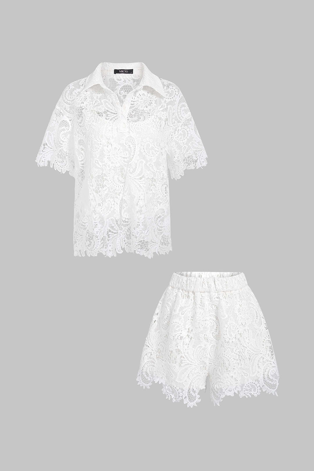 Effen short met kant, revers en korte mouwen