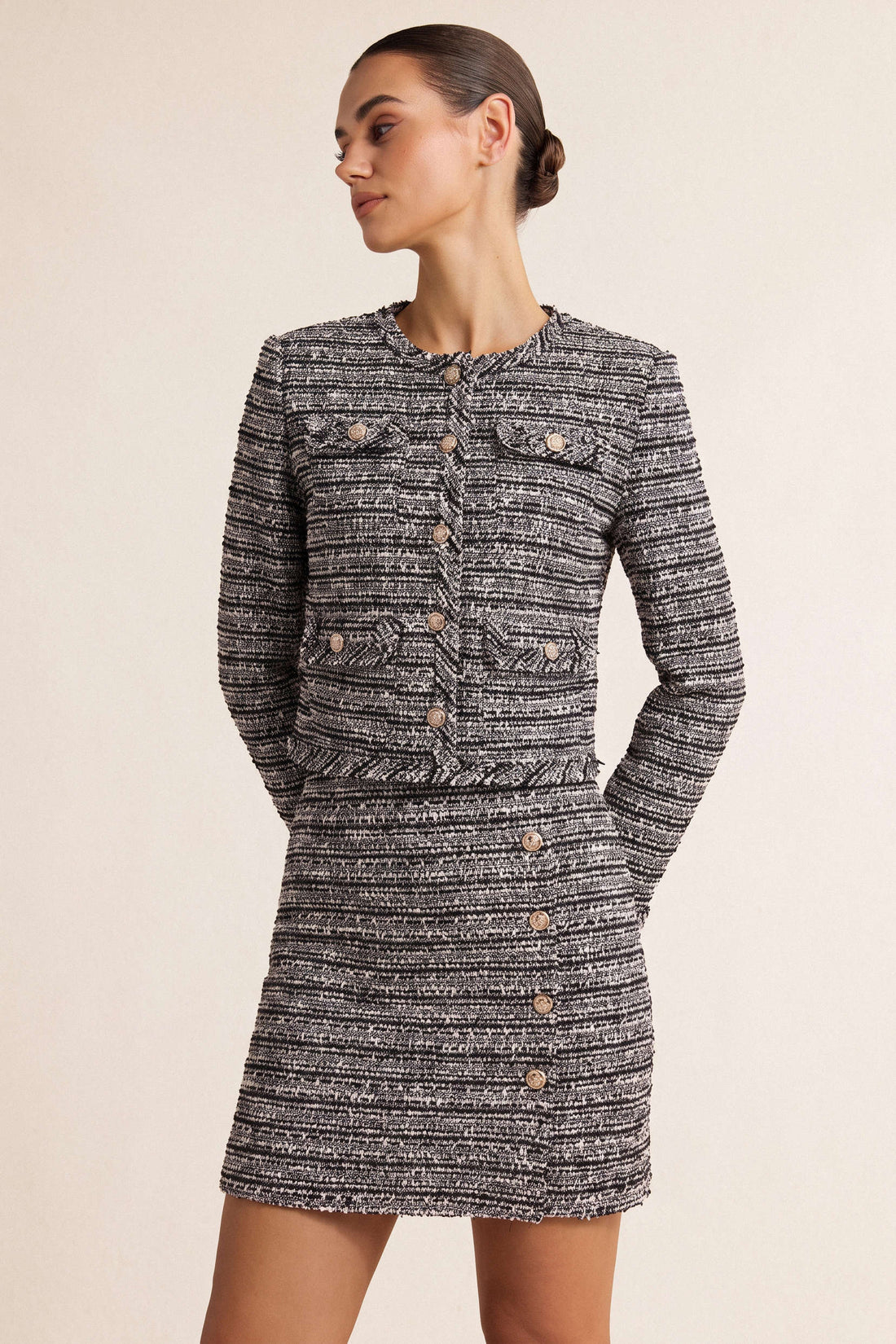 Asymmetrische metallic minirok met knoopjes en hoge taille