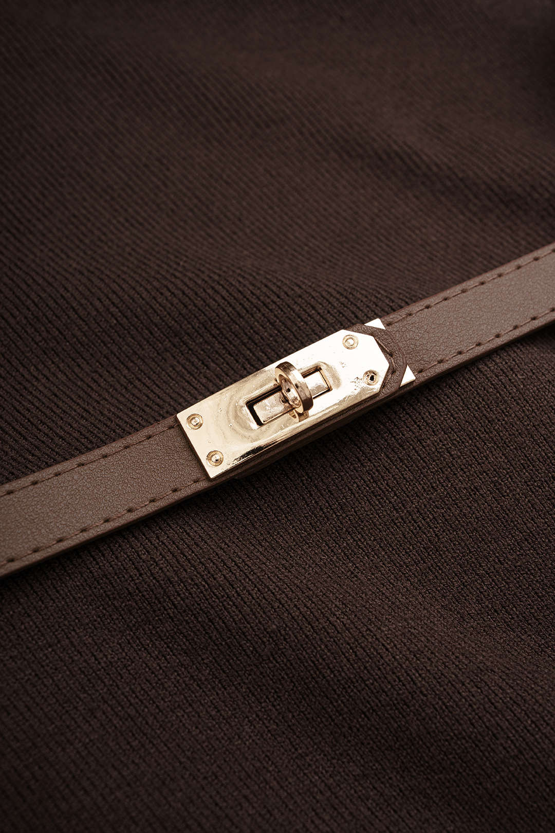 Gebreide asymmetrische maxijurk met riem en lange mouwen