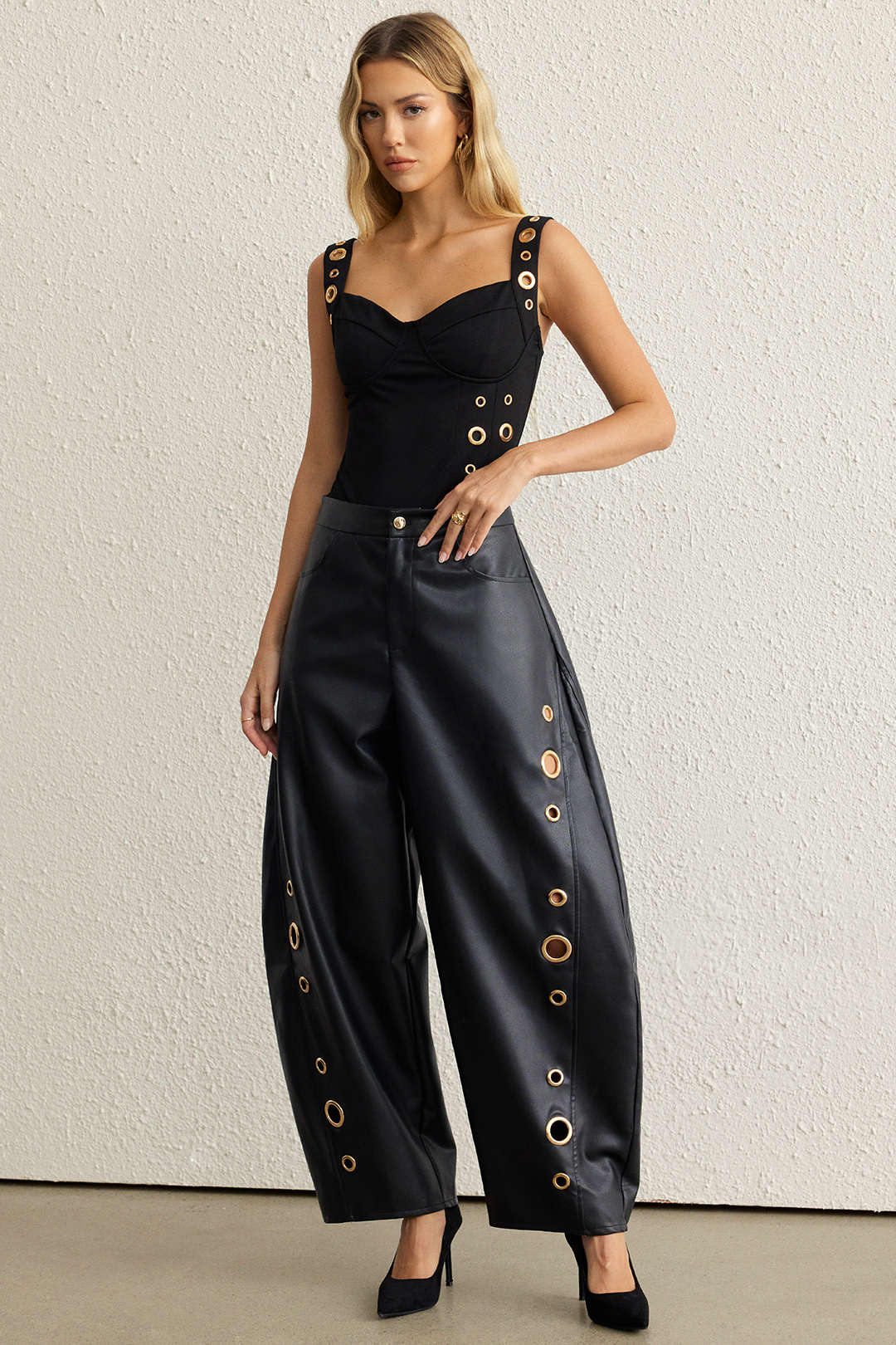 Leren-look metallic pantalon met rits en opengewerkt detail