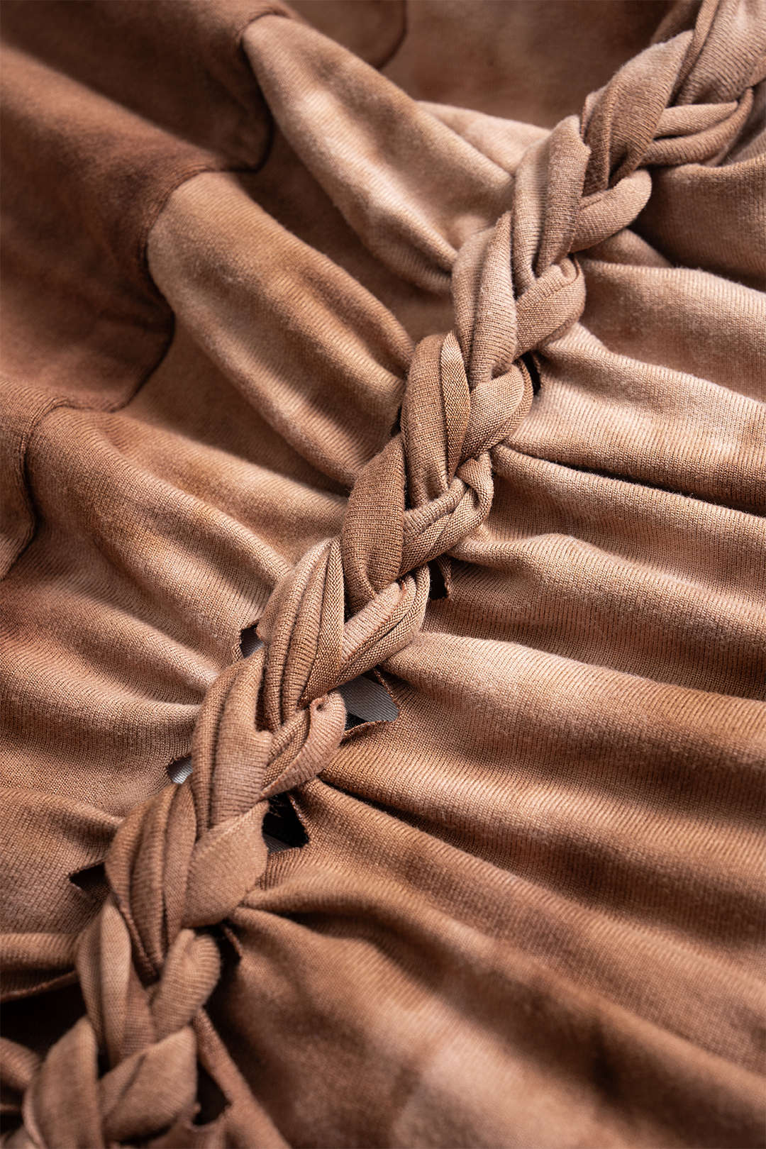 Mouwloze midijurk met uitsnijding, ruches en open rug