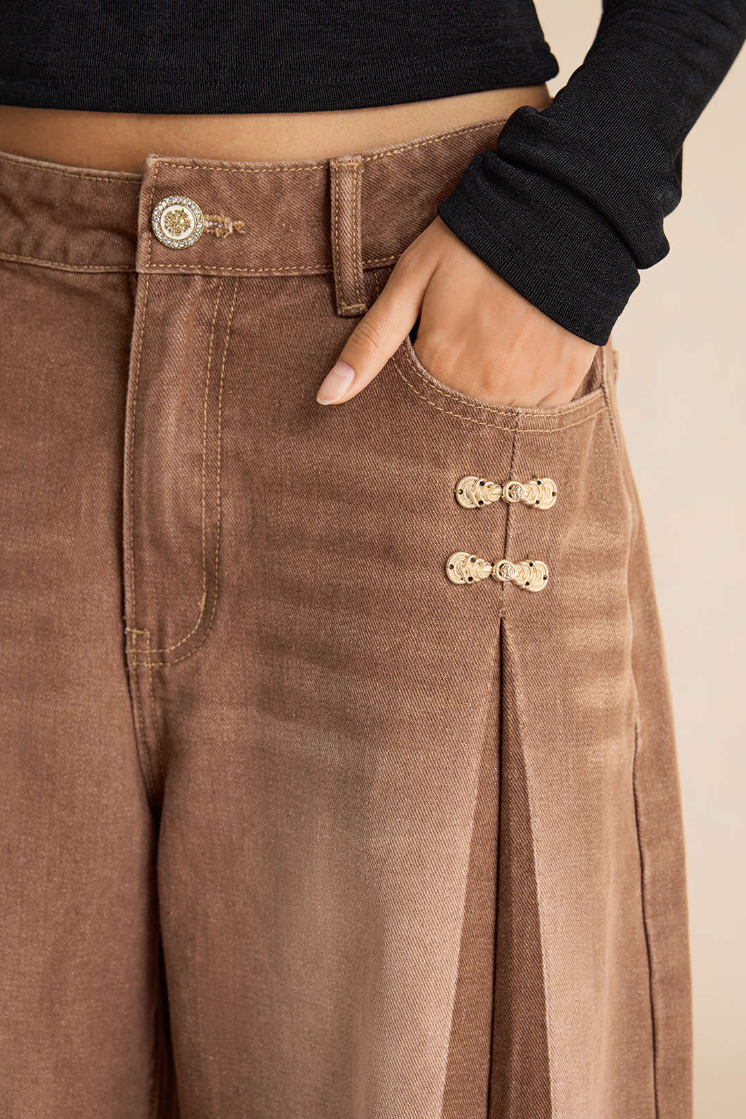 Metallic jeans met brandenburgsluiting en wijde pijpen