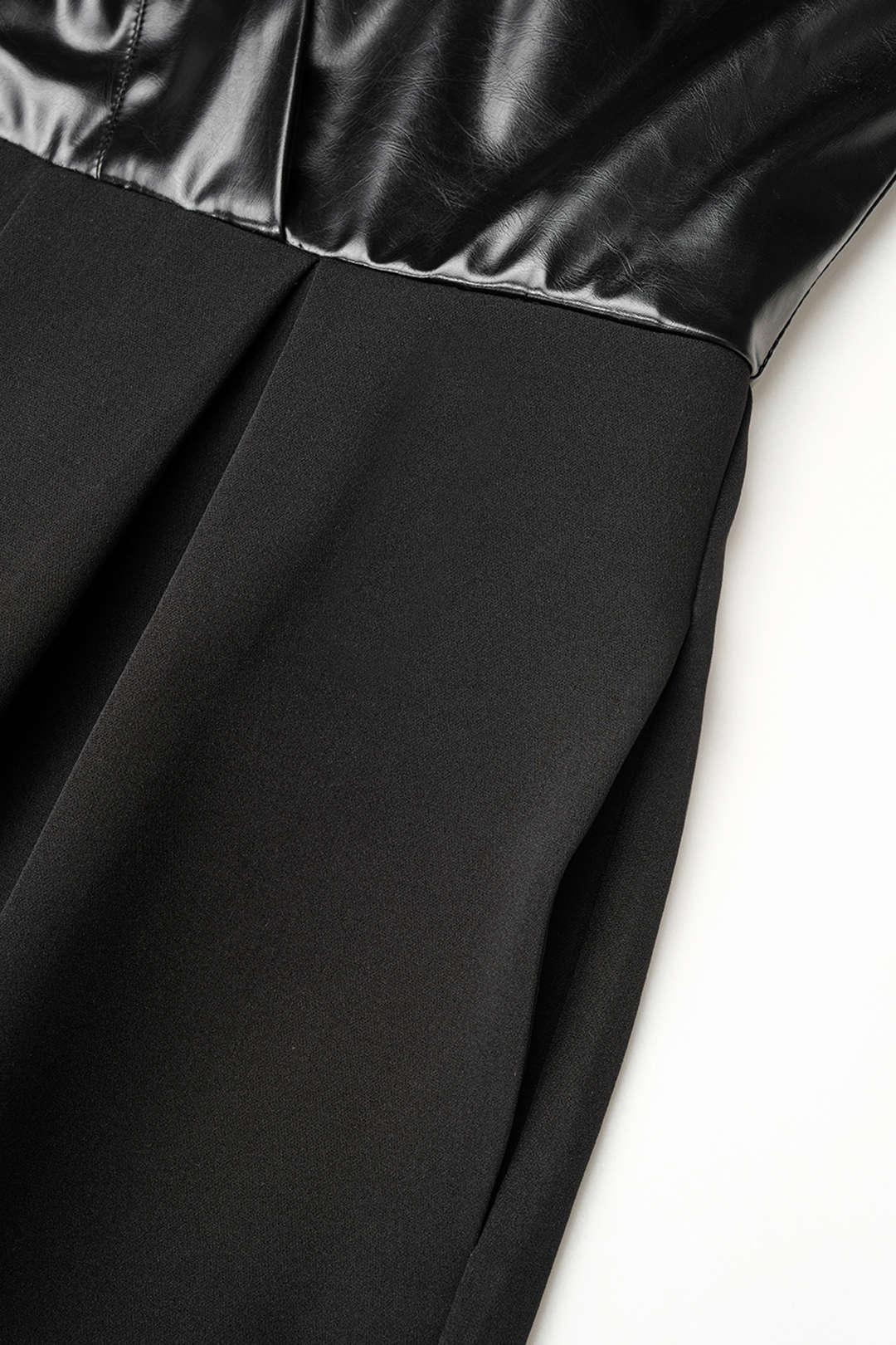 Jumpsuit met imitatieleer, V-hals en metalen ketting