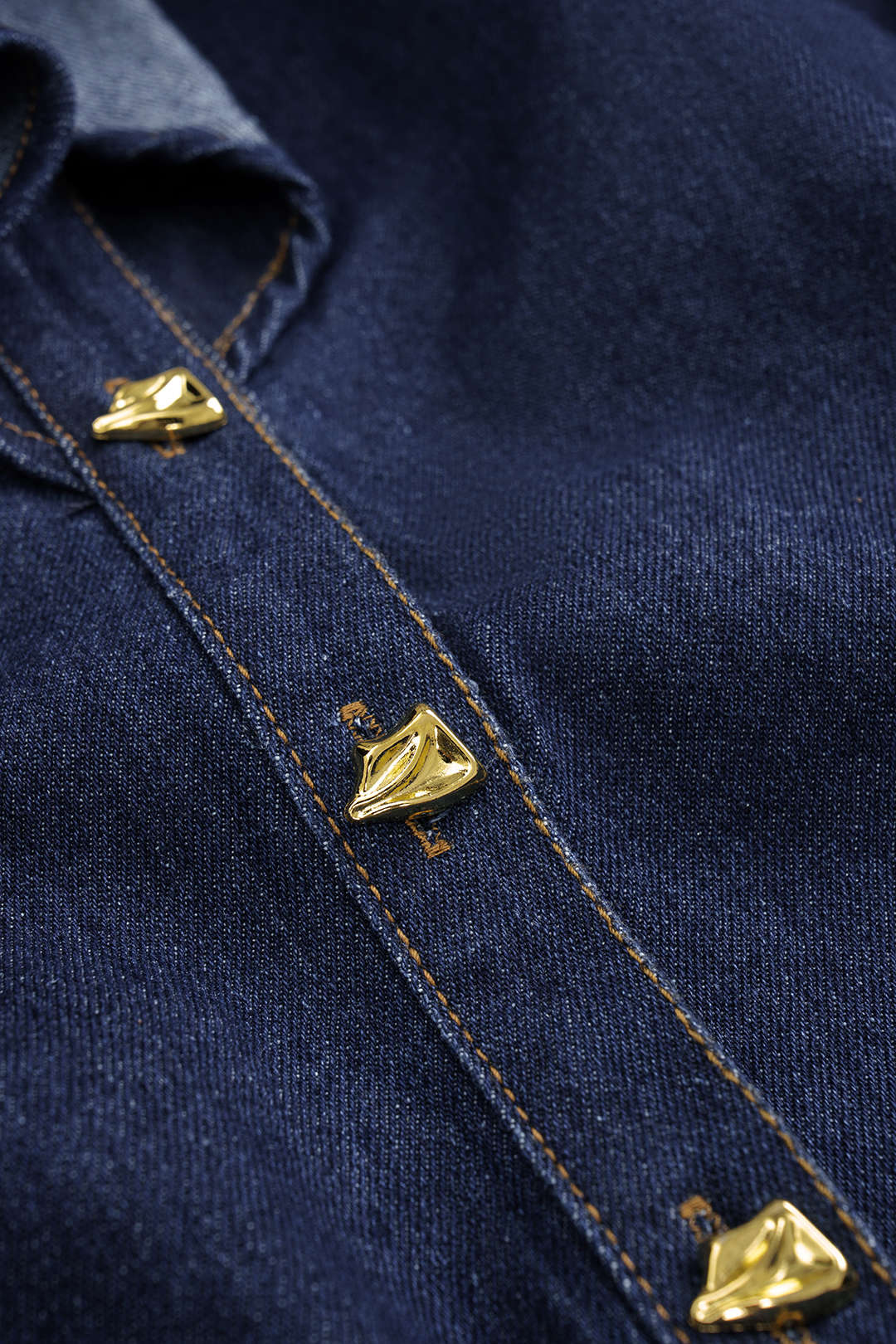 Denim blouse met volants, knoopjes en lange mouwen