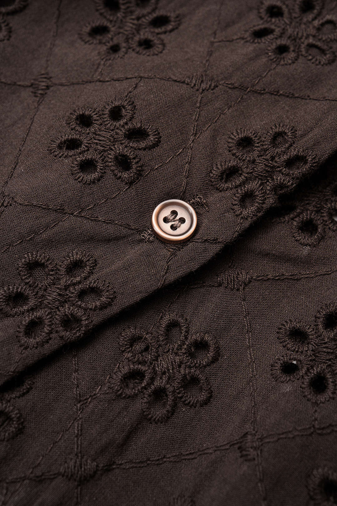 Blouse met kant, uitsnijding en borduursel