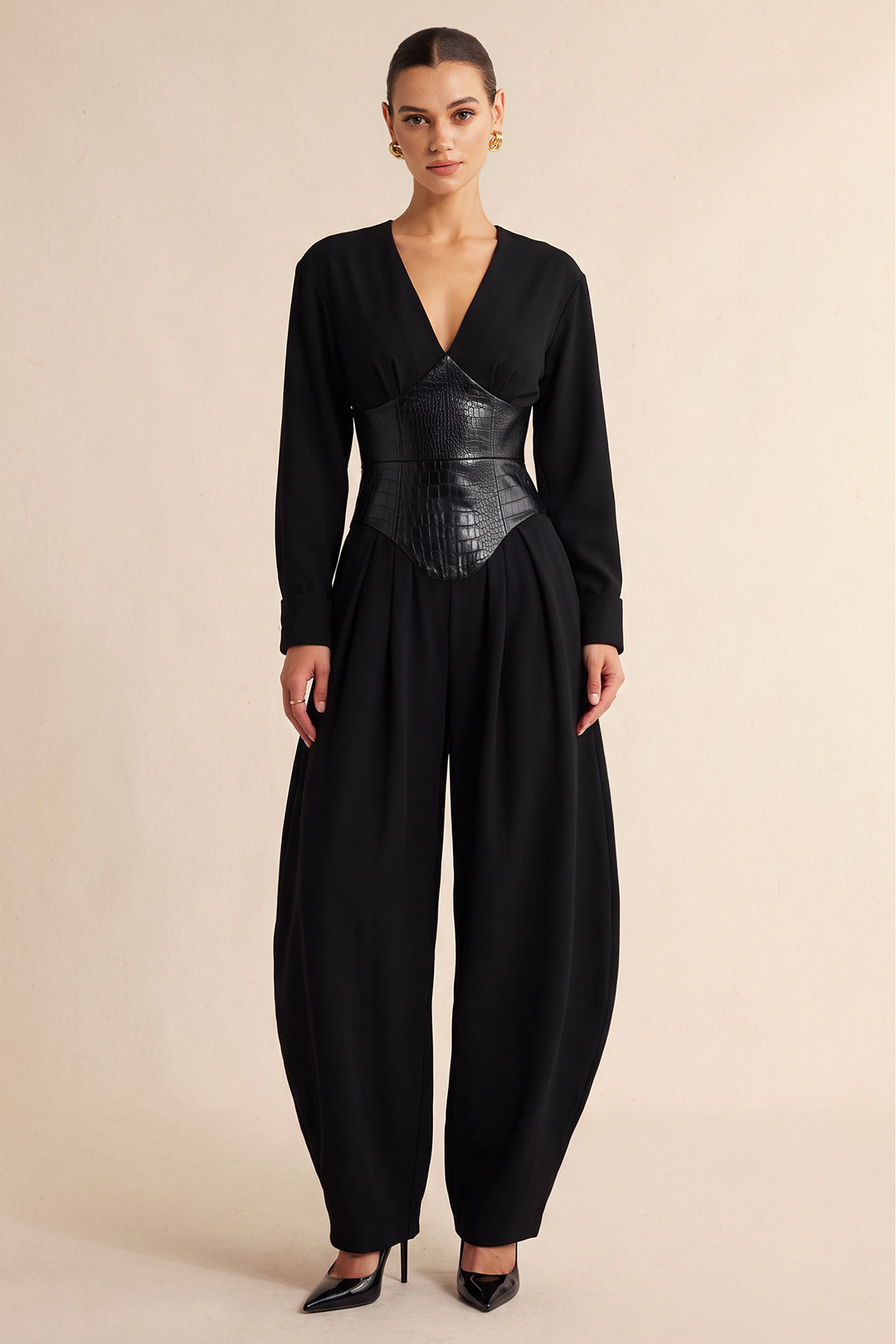 Jumpsuit met V-hals, imitatieleer en ballonpijpen