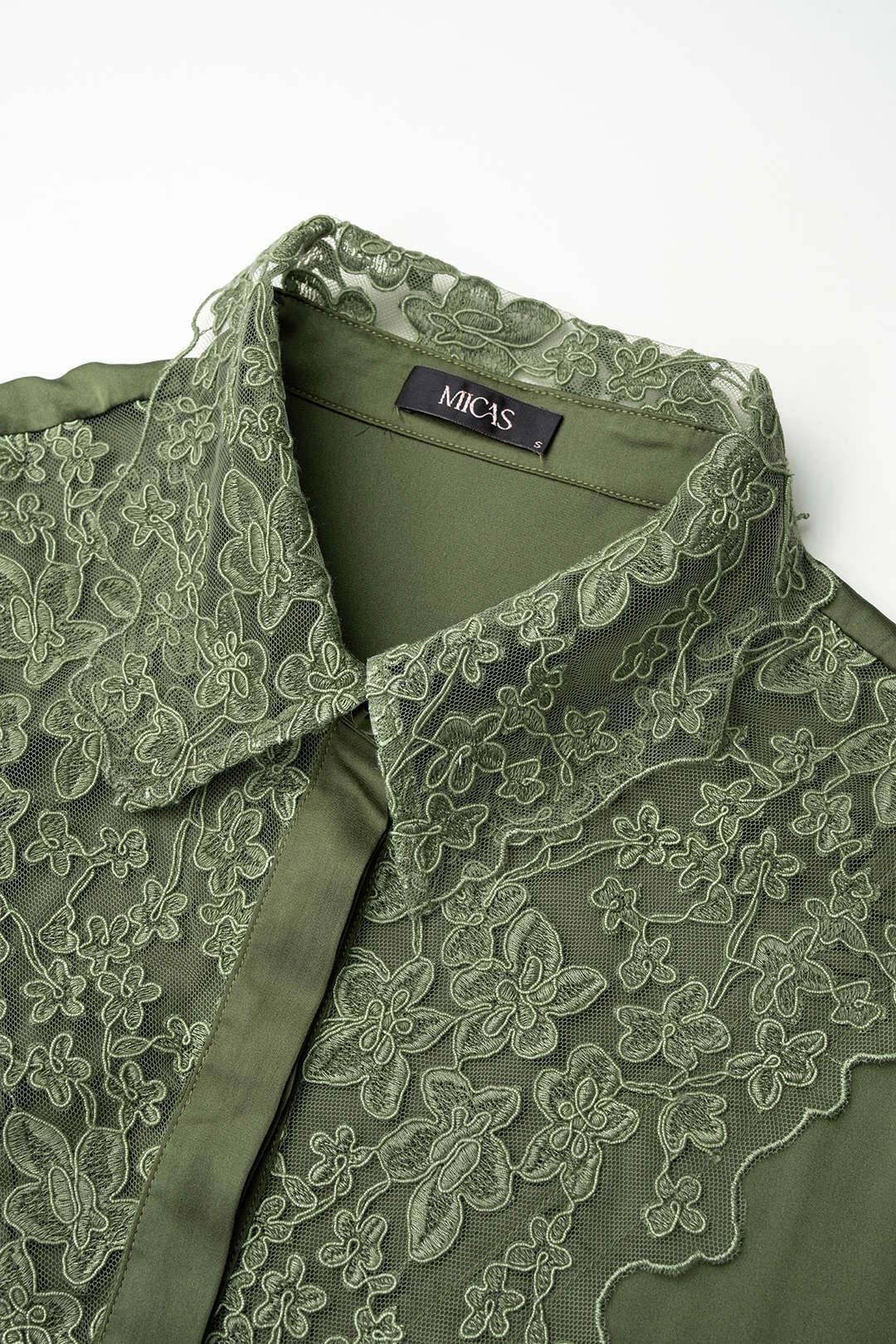 Satijnen patchwork body met kant, knoopjes en lange mouwen