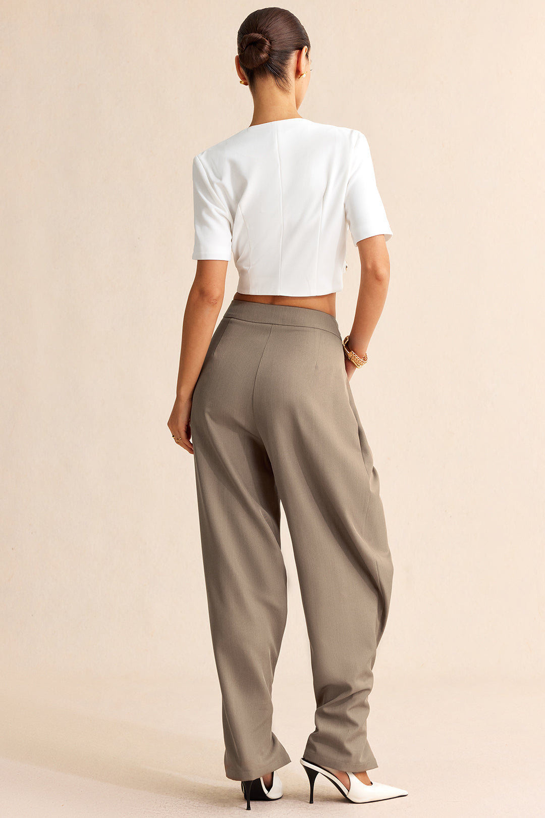 Broek met ruches, gedraaid detail en knoopdetail
