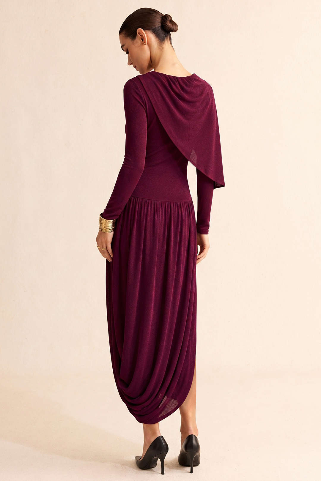 Asymmetrische maxijurk met ruches en ronde hals
