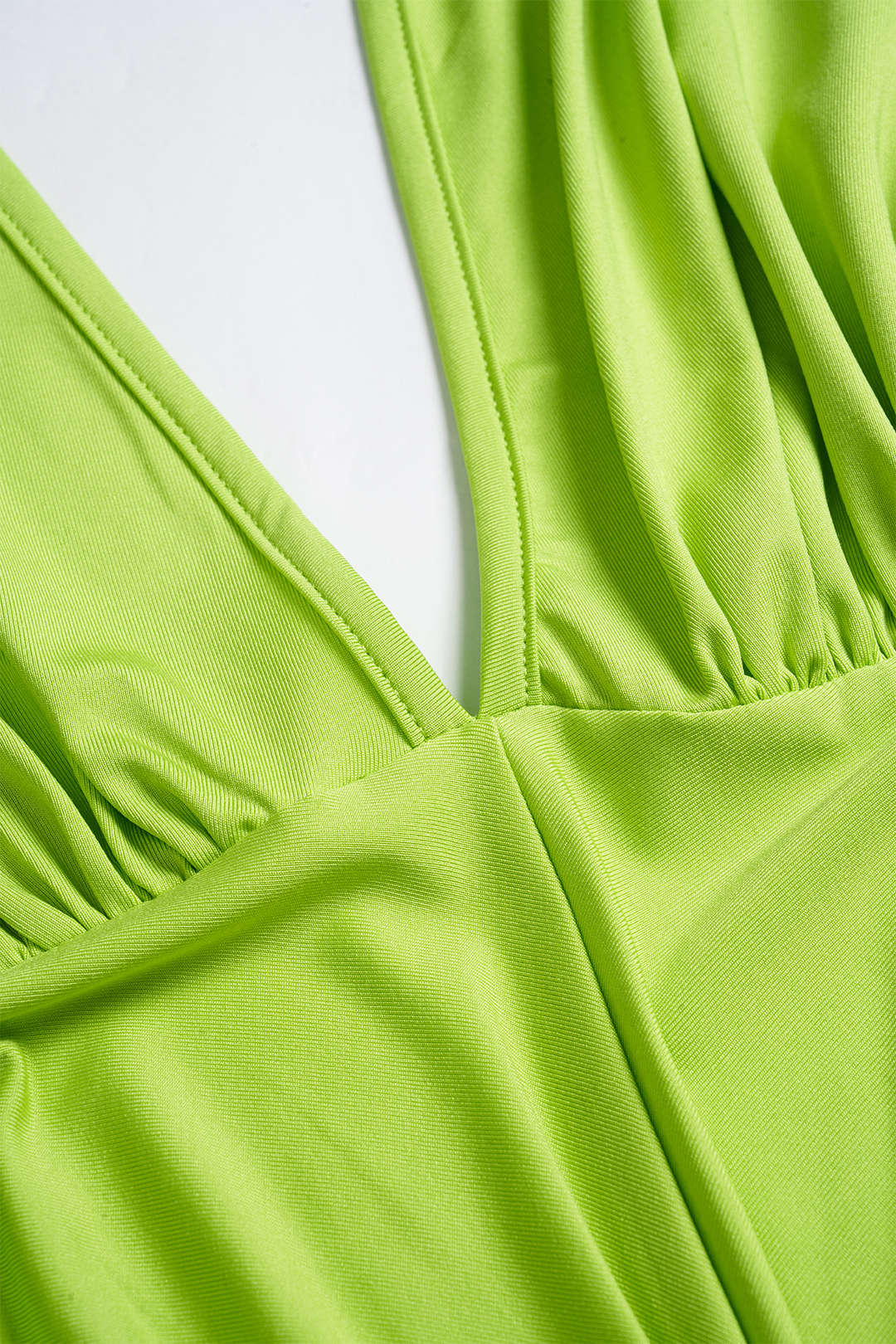 Mouwloze midijurk met ruches, gedraaid detail en knoopdetail