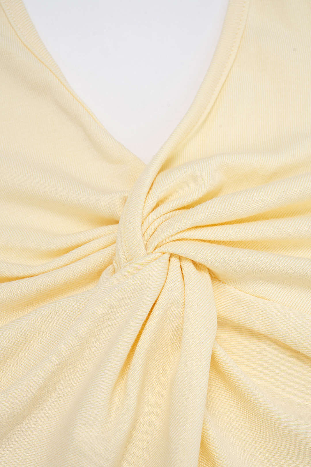 Top met halternek, gedraaid detail en knoopdetail