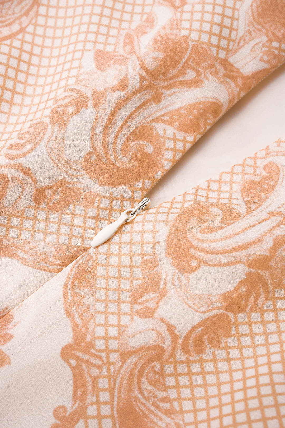 Patchwork midijurk met kant, knoopdetail en uitsnijding