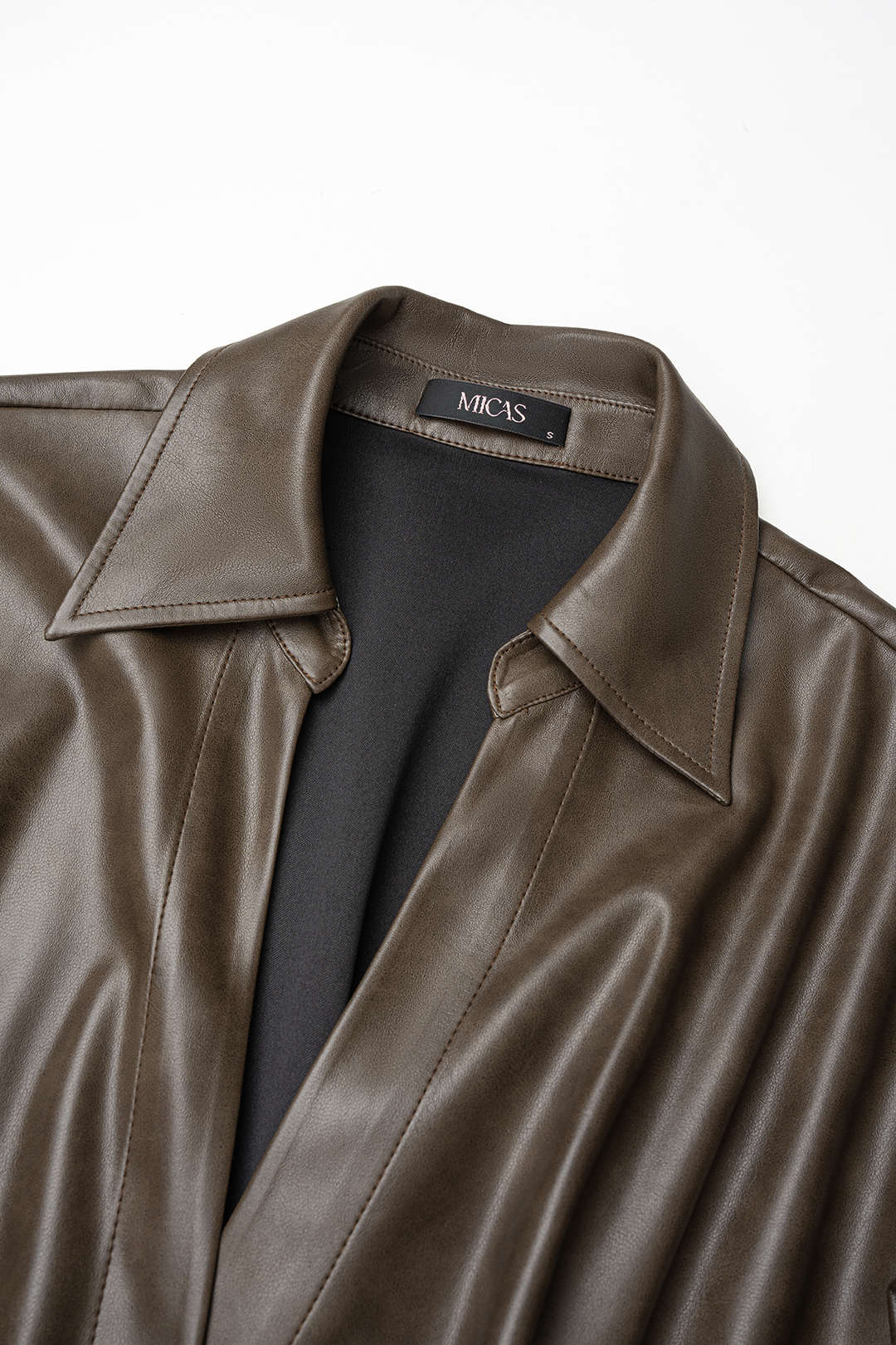 Leren-look metallic minijurk met revers en V-hals