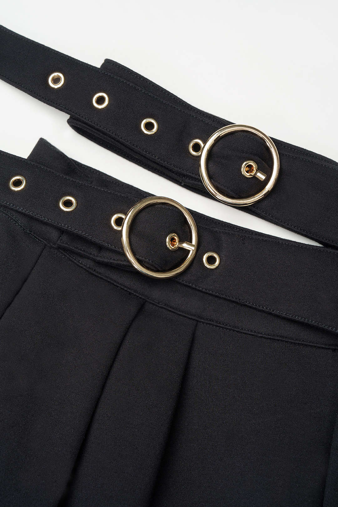 Metallic broek met riem, uitsnijding en hoge taille