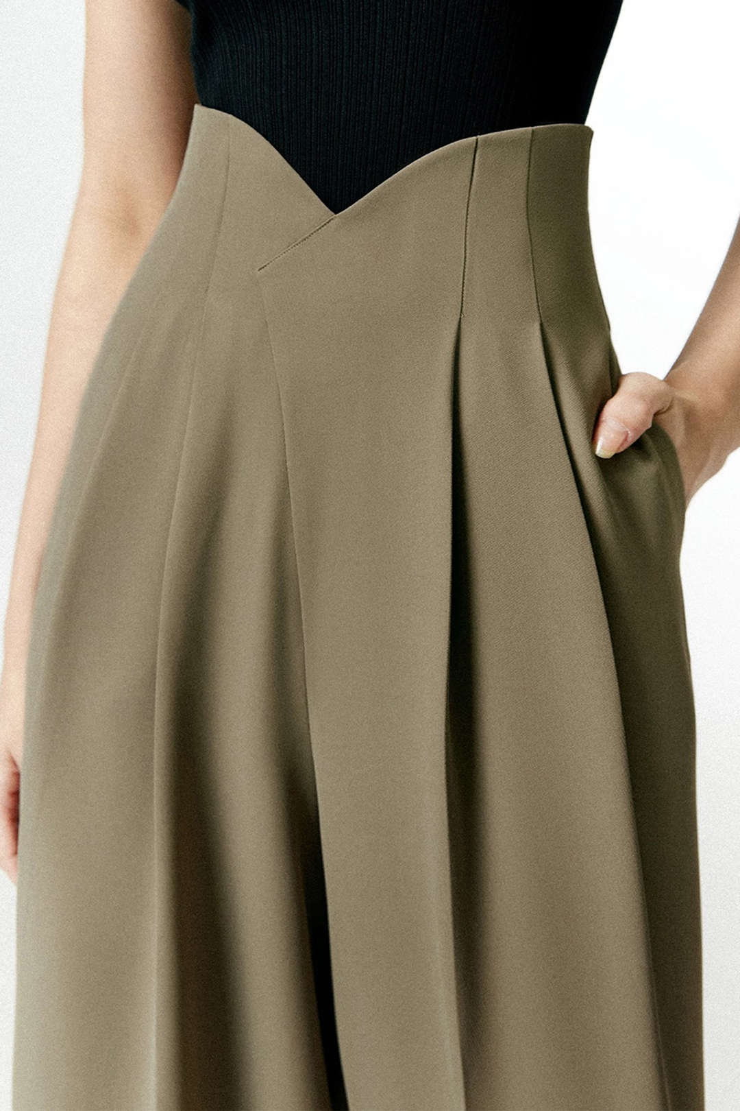 Geplooide asymmetrische pantalon met wijde pijpen