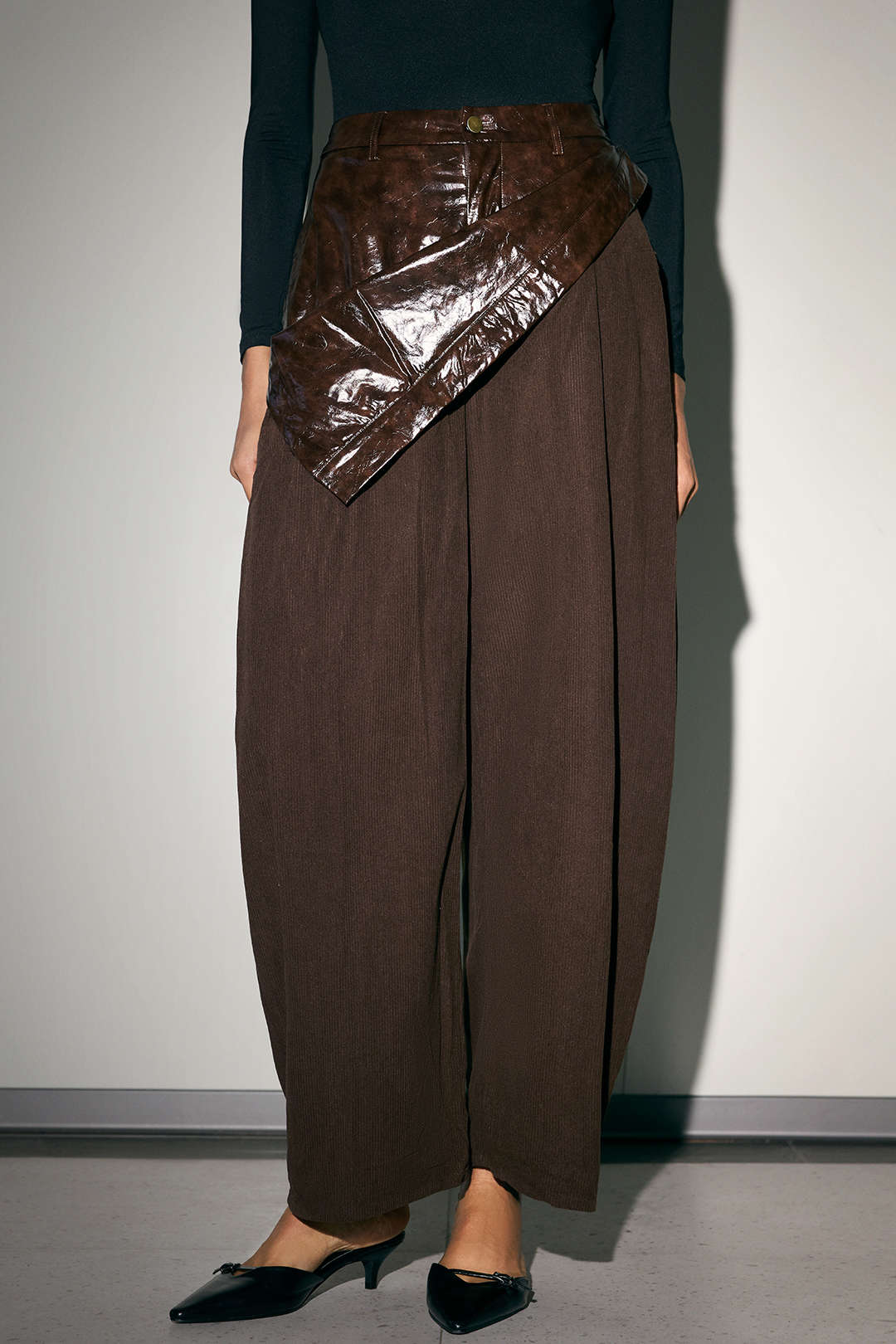 Leren-look patchwork pantalon met rits en wijde pijpen
