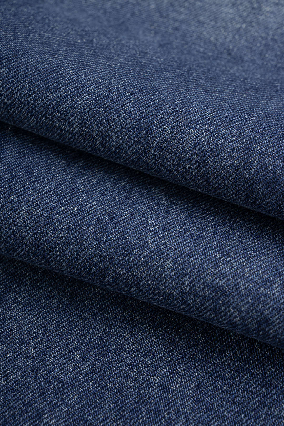 Xenia - Asymmetrische jeans met knoopjes