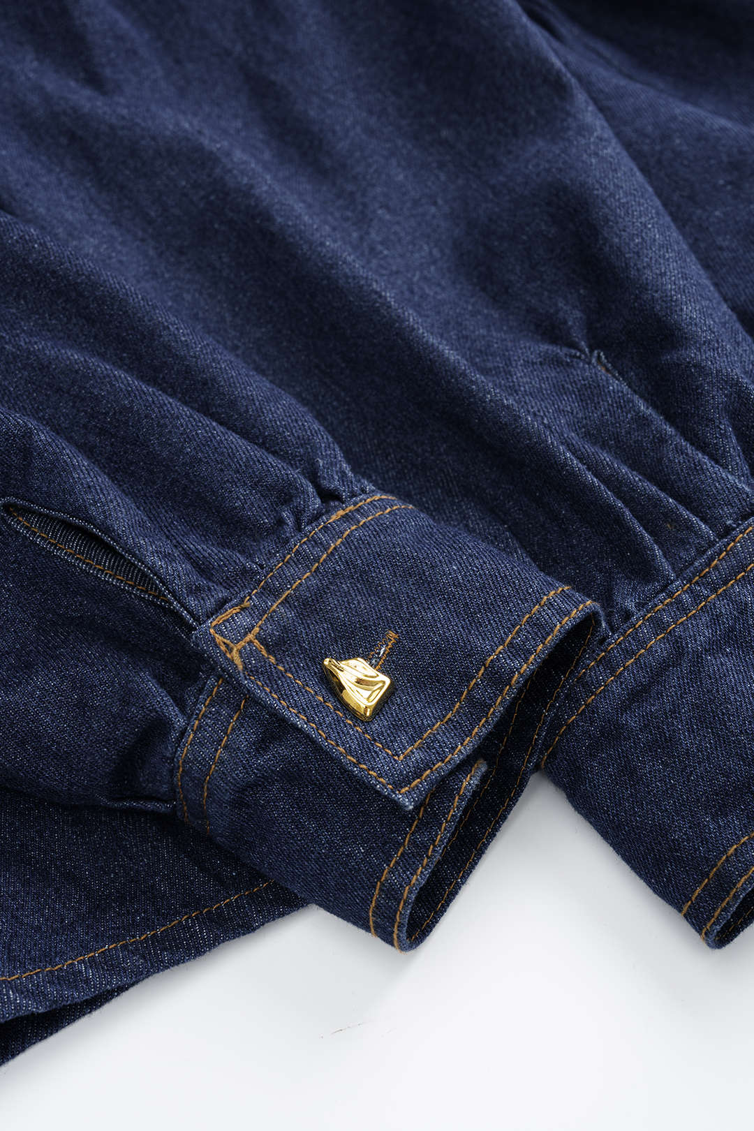 Denim blouse met volants, knoopjes en lange mouwen