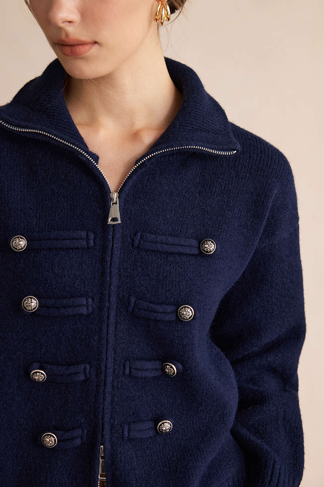 Gebreid vest met rits, knoopjes en dubbele knopenrij