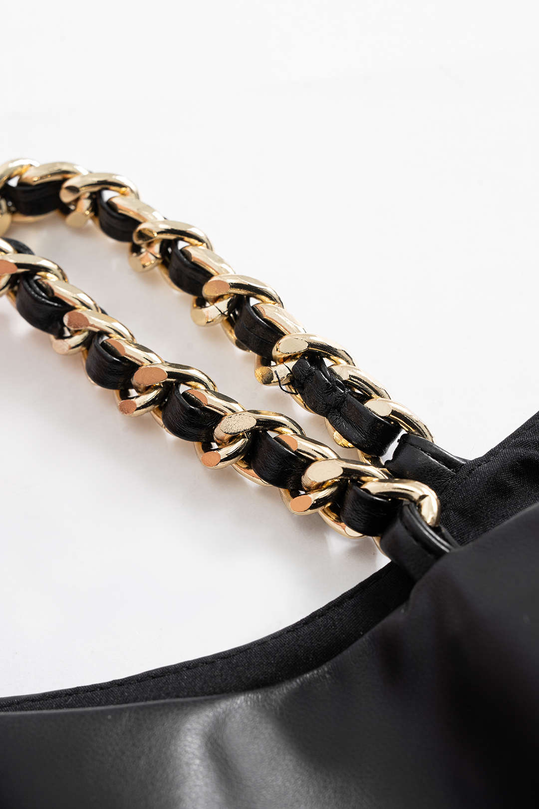 Gwen - Leren-look metallic minijurk met kettingdetail en ruches
